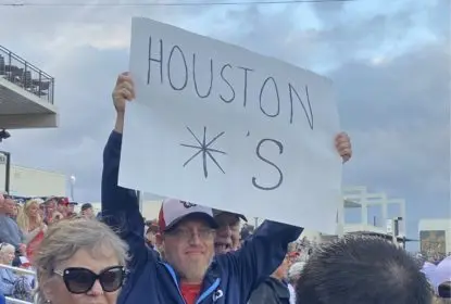 Segurança de estádio tira cartaz de torcedor que criticava o Houston Astros - The Playoffs