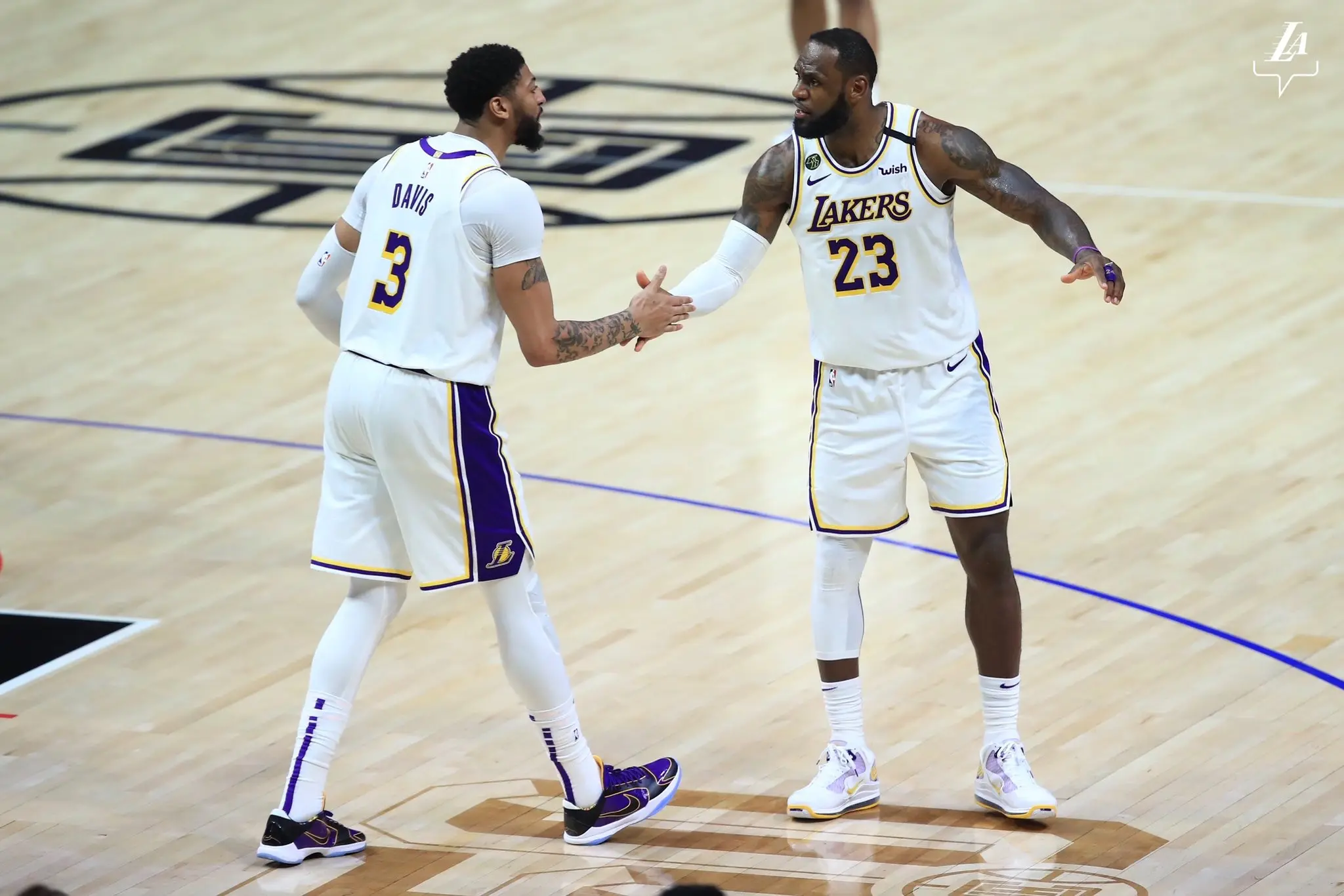 Davis e LeBron lideram vitória dos Lakers sobre os Clippers
