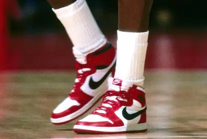 Tênis usados por Michael Jordan em temporada de calouro são vendidos por valor recorde - The Playoffs