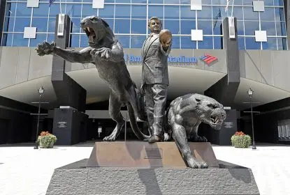 Panthers removem estátua de Jerry Richardson do seu estádio por precaução - The Playoffs