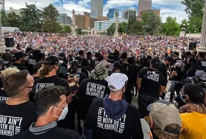 Jogadores do Denver Broncos organizam protesto contra o racismo - The Playoffs