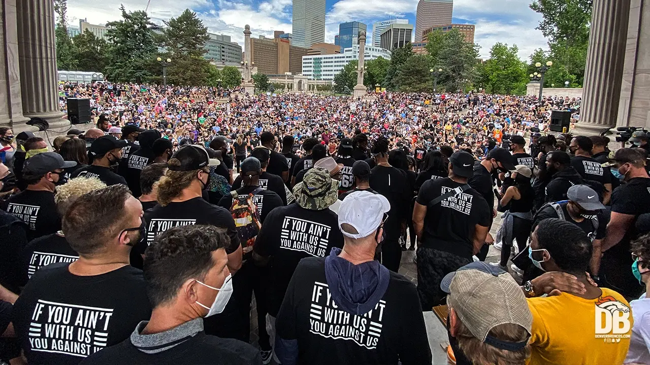 Jogadores do Denver Broncos organizam protesto contra injustiça racial