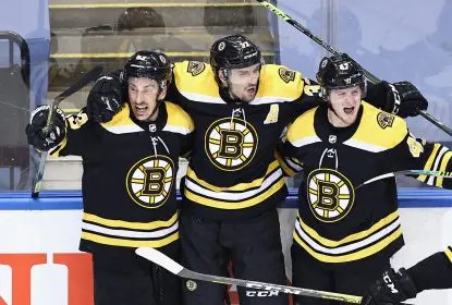 Em jogo de 2 prorrogações, Bruins vencem Canes e lideram a série - The Playoffs