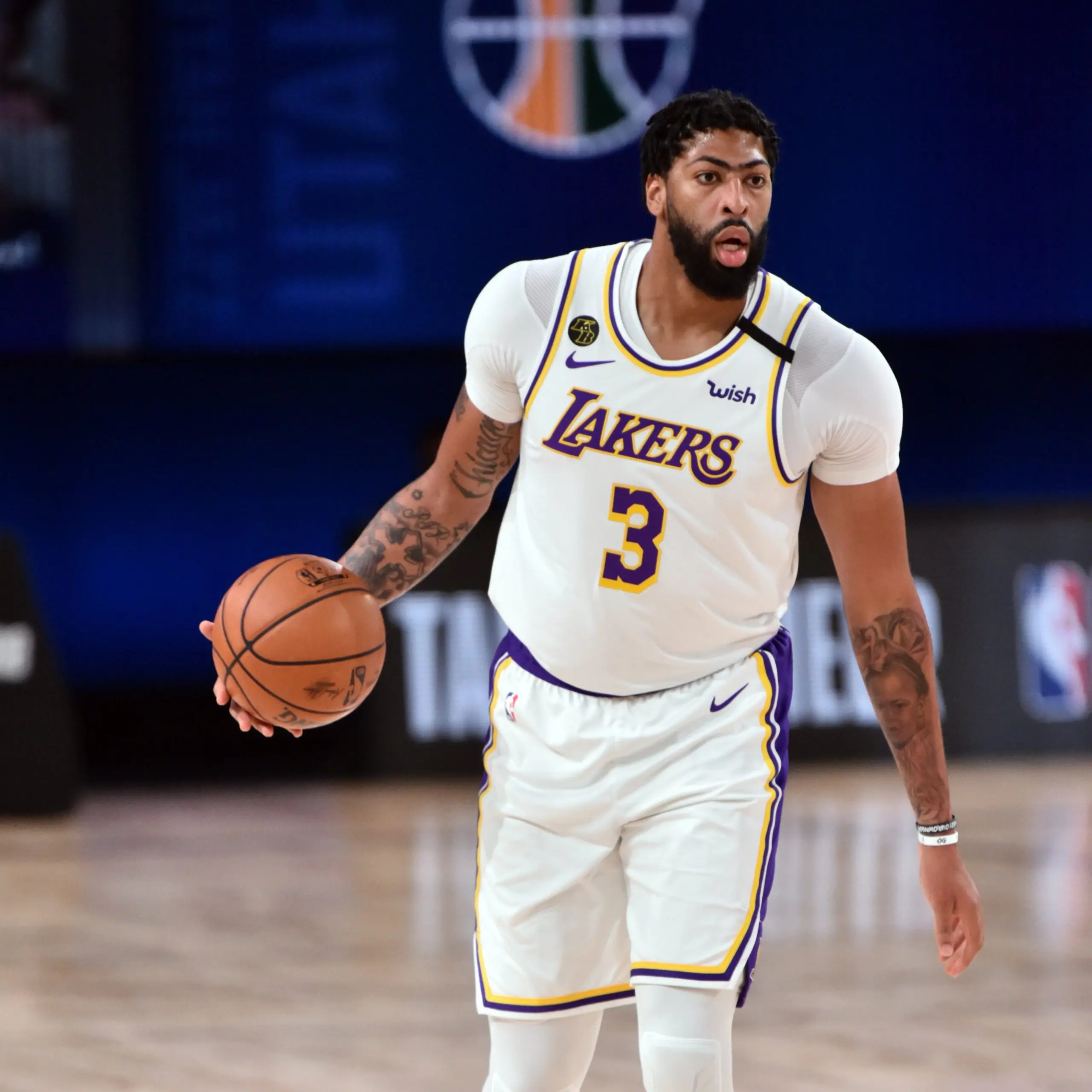 Com 42 pontos de Davis, Lakers vencem Jazz e garantem 1º lugar da Conferência Oeste