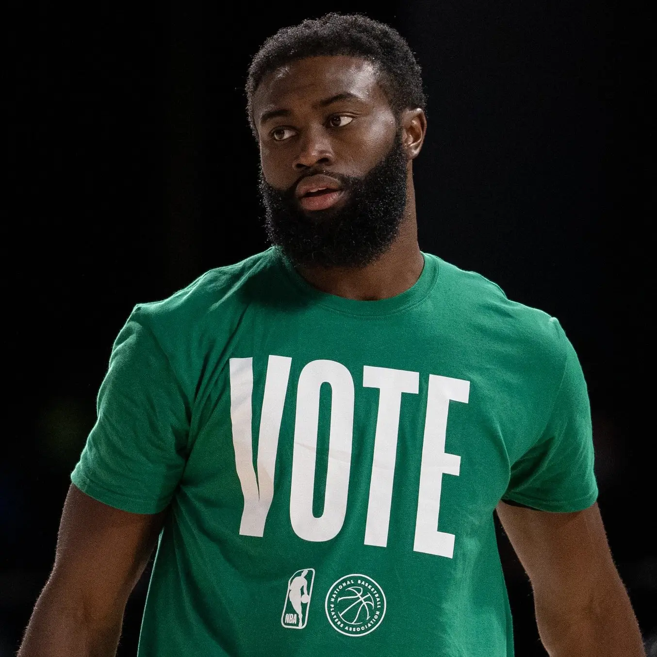 Jaylen Brown com nova camisa "VOTE" liberada pela NBA