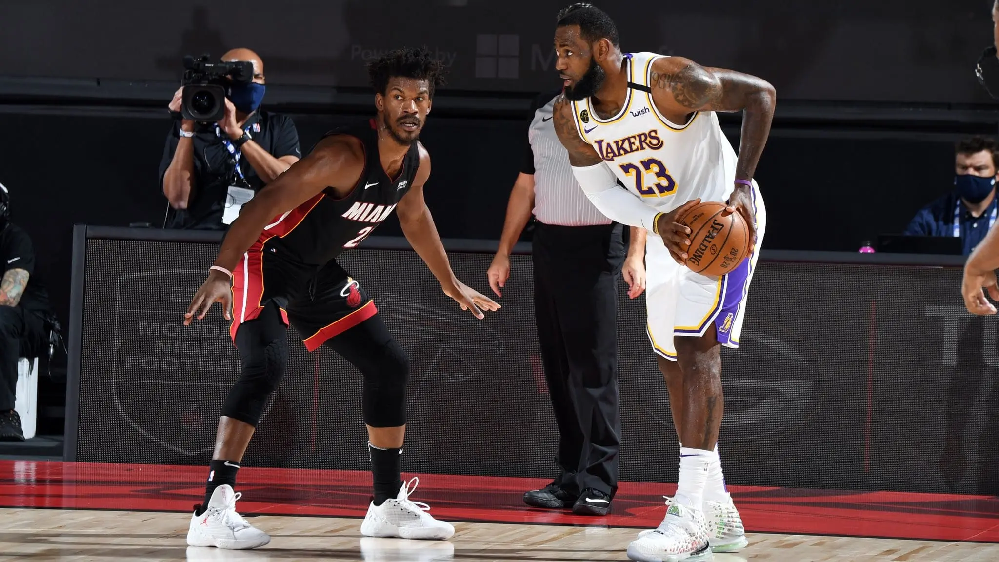 Jimmy Butler e LeBron James no jogo 3 das Finais da NBA de 2020