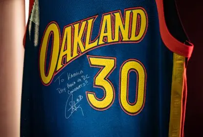 Warriors homenageiam Kamala Harris com camisa autografada de Stephen Curry - The Playoffs