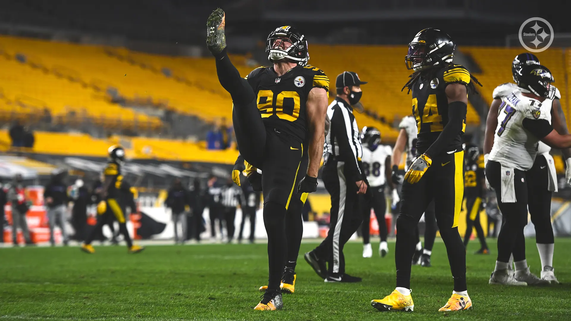 TJ Watt em partida do Pittsburgh Steelers contra o Baltimore Ravens