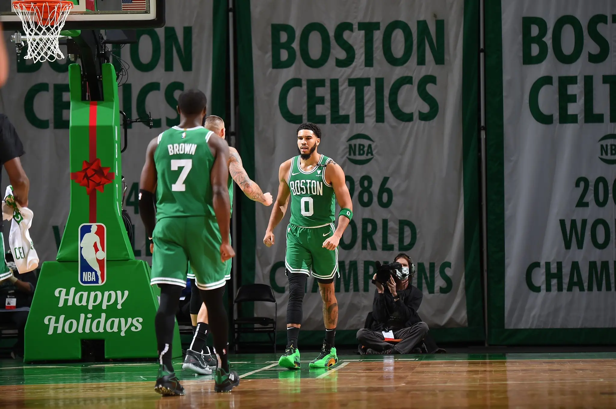Em jogo eletrizante, Tatum decide no fim, Giannis falha e Celtics superam Bucks