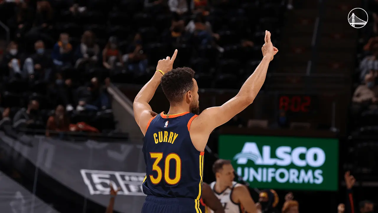 Curry se torna segundo jogador com mais cestas de três pontos da NBA, mas Jazz massacram Warriors