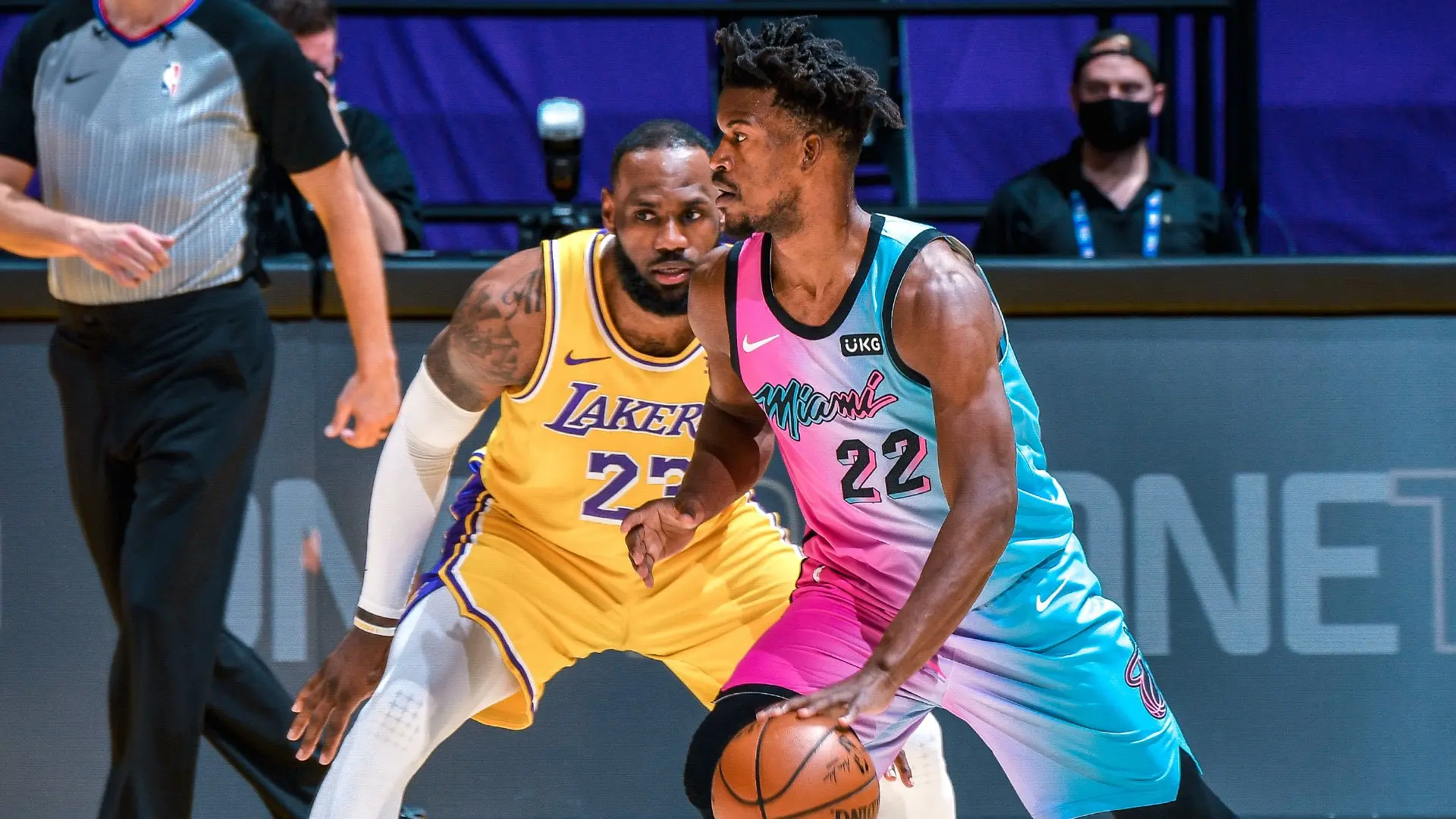 Miami Heat derrota Los Angeles Lakers em primeiro duelo entre finalistas da NBA