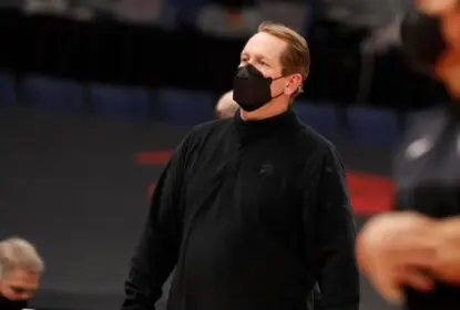 Nick Nurse é multado por reclamação e atirar máscara na arquibancada - The Playoffs