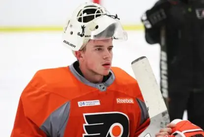 Treinador dos Flyers decide afastar o goleiro Carter Hart - The Playoffs