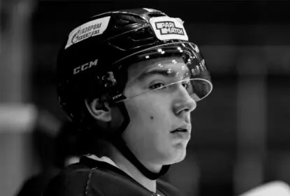 Em jogo na KHL, jogador morre após receber puck na cabeça - The Playoffs