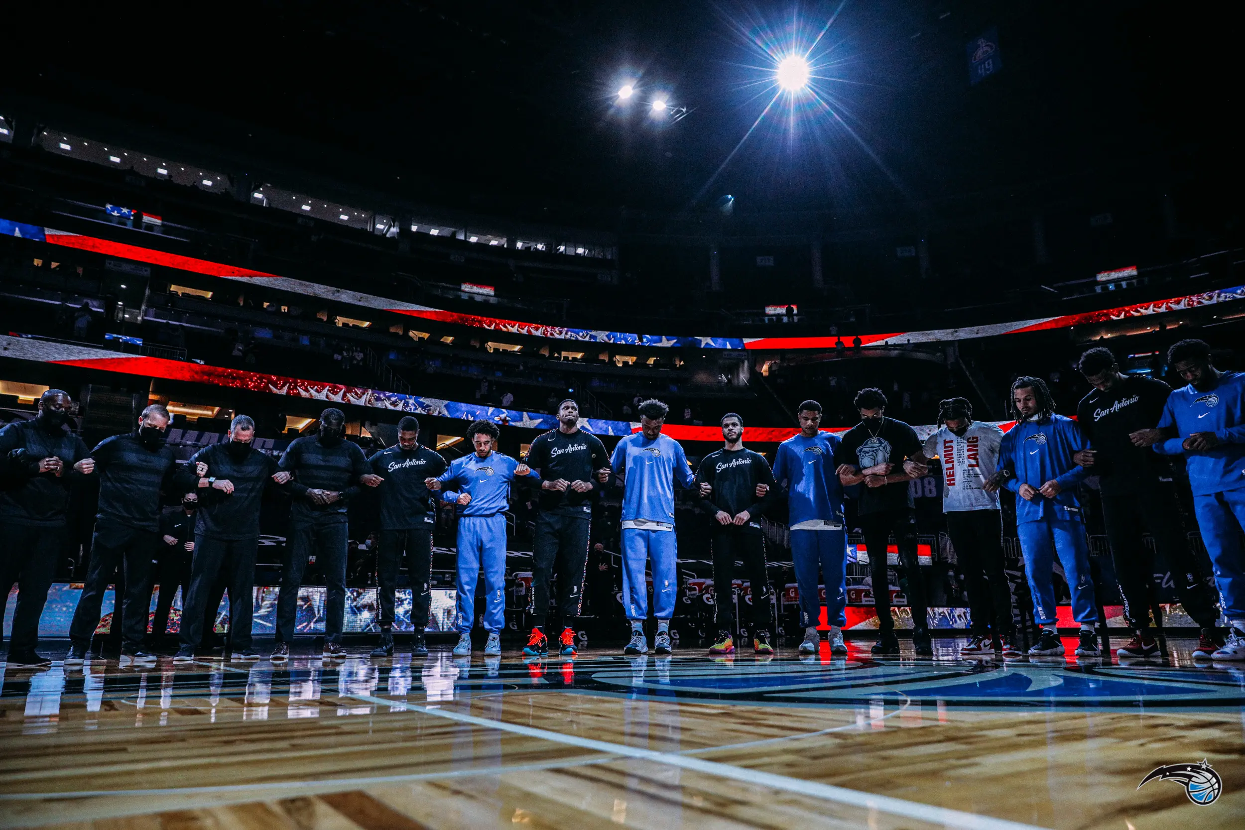 Jogadores do Orlando Magic e San Antonio Spurs prestam homenagem a Daunte Wright, morto por policiais de Minneapolis