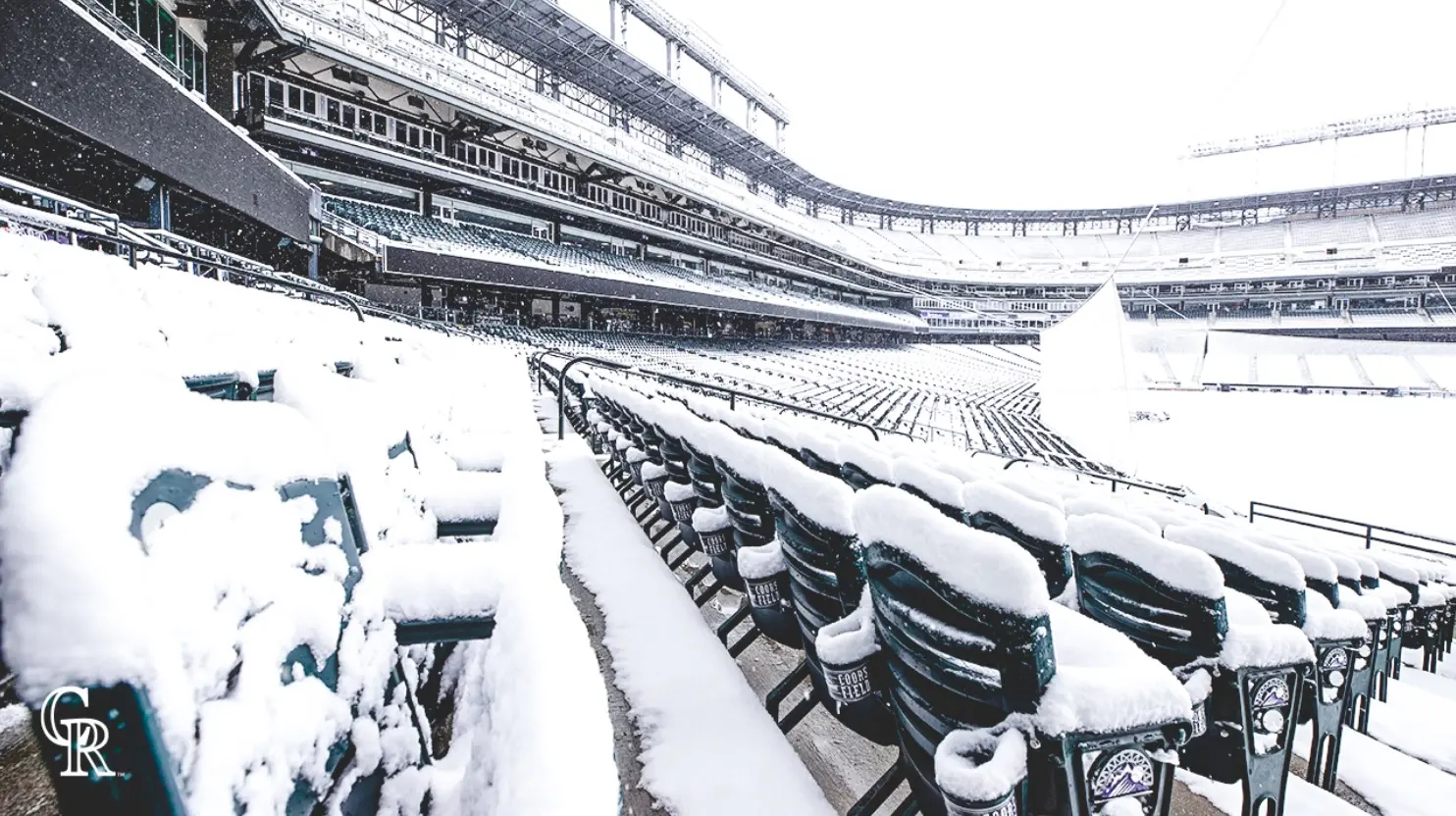 Coors Field após nevar e o adiamento do jogo entre Mets e Rockies