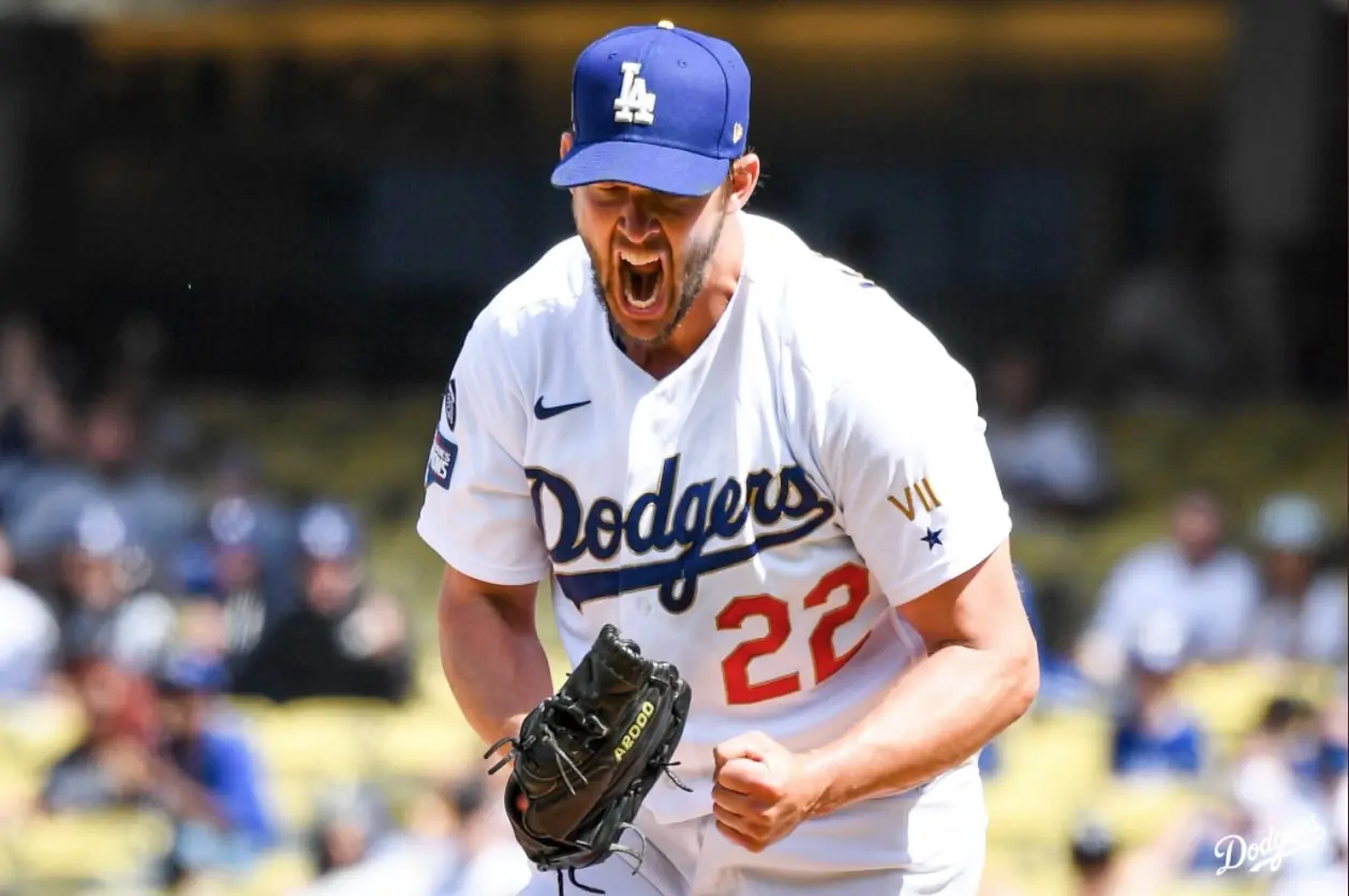 Clayton Kershaw comemora em vitória dos Dodgers sobre os Nationals