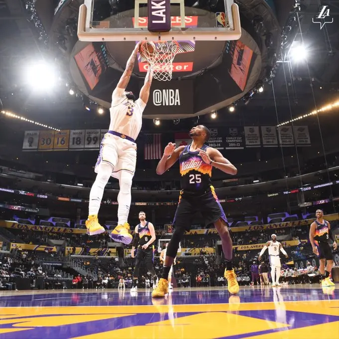 Davis brilha e Lakers batem Suns