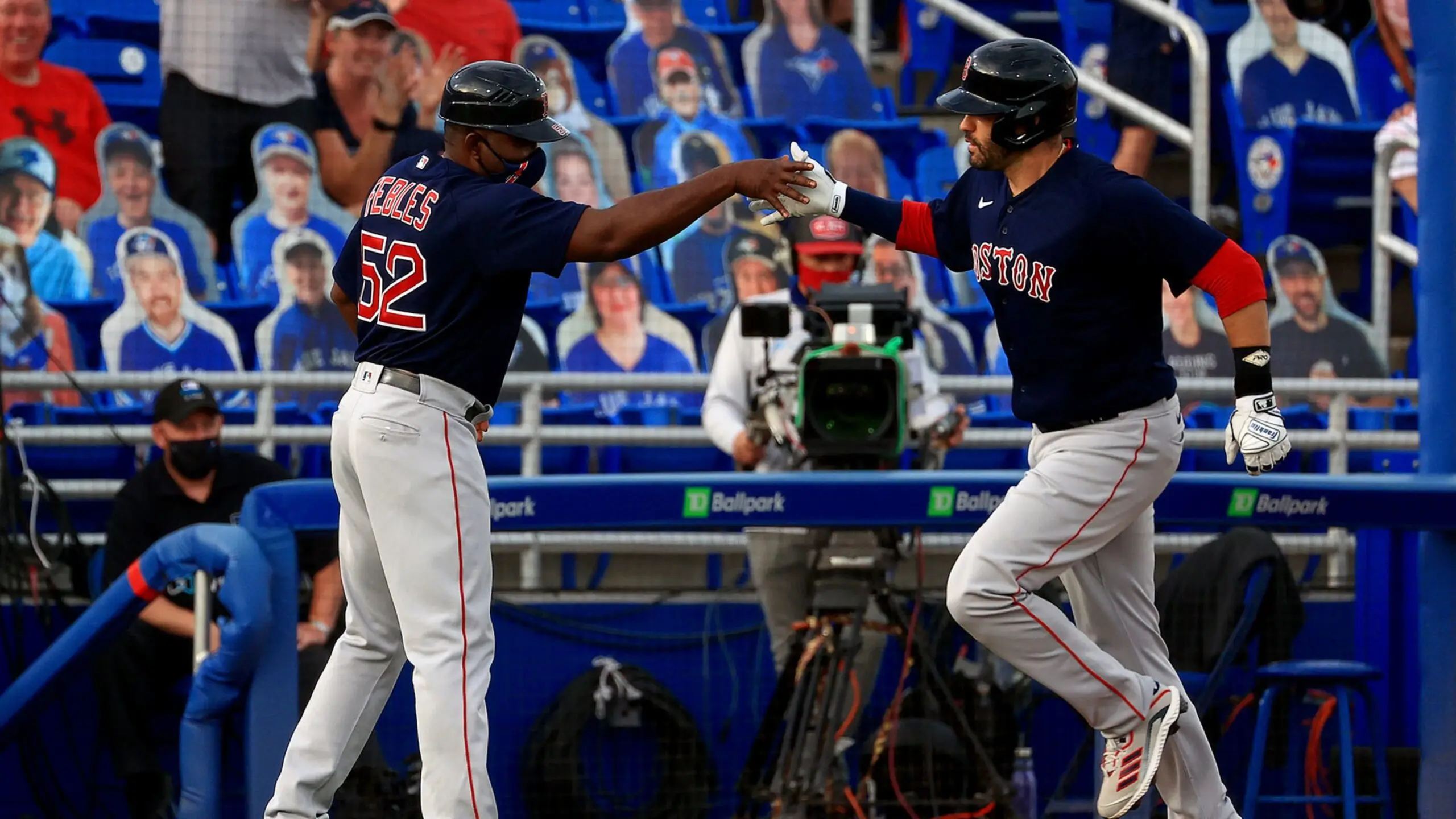 Com home run decisivo de J.D. Martinez, Red Sox vencem Blue Jays