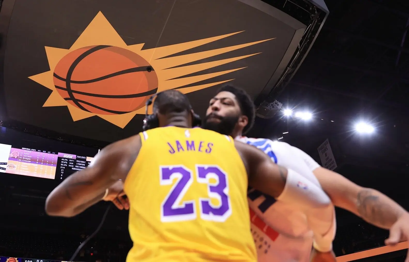 Davis brilha, Lakers se recuperam, batem Suns e empatam série