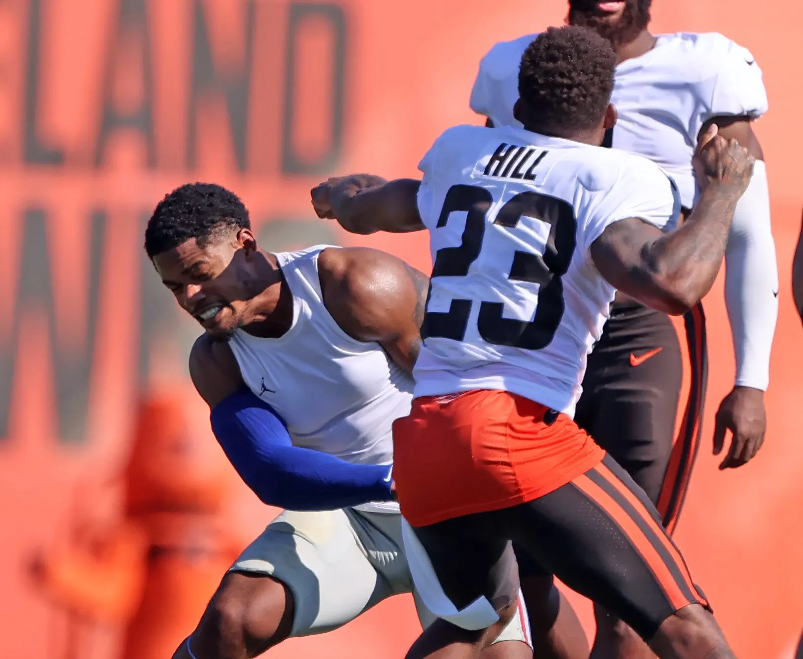 Shepard e Hill brigam durante treino de Giants e Browns