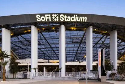 SoFi Stadium diz que banirá fãs envolvidos em briga no jogo entre Chargers e Rams - The Playoffs