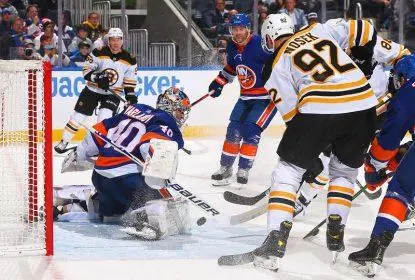 Varlamov faz 40 defesas e ajuda os Islanders a bater os Bruins por 3 a 1.