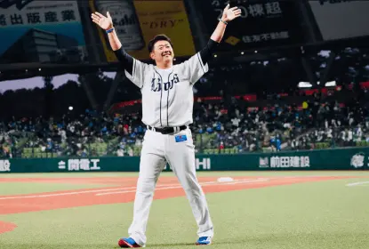 Daisuke Matsuzaka é surpreendido por Ichiro Suzuki em cerimônia de aposentadoria - The Playoffs