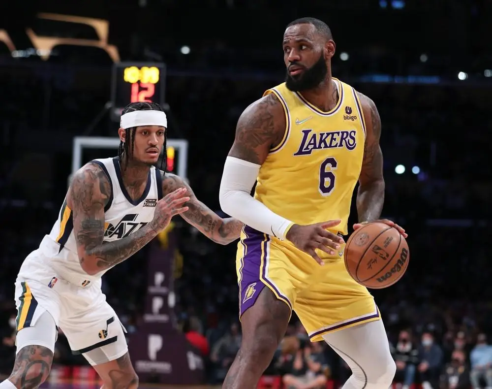 Lakers vencem Jazz com reação no quarto período e encerram série negativa