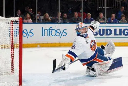 Islanders - Sorokin estica o stick para fazer a defesa contra os Rangers no Madison Square Garden.