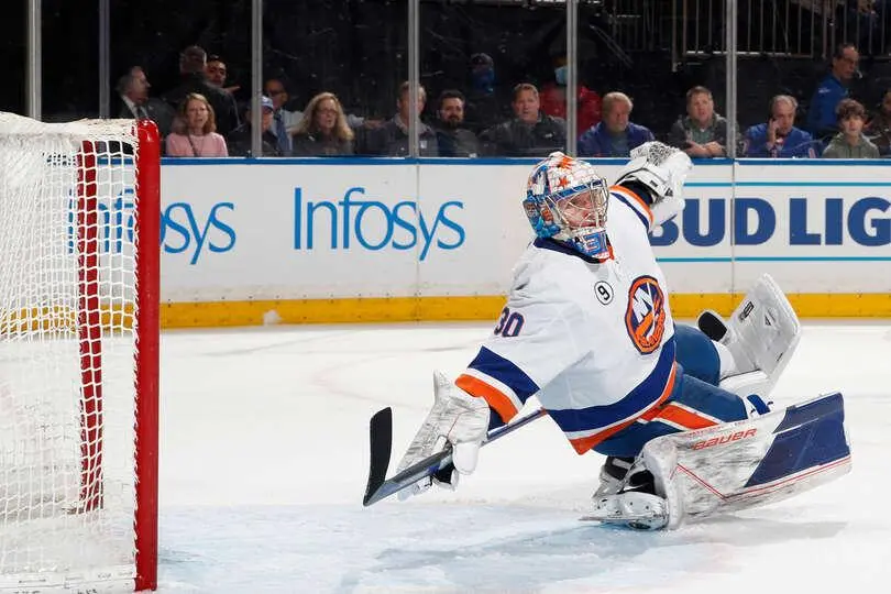 Islanders - Sorokin estica o stick para fazer a defesa contra os Rangers no Madison Square Garden.