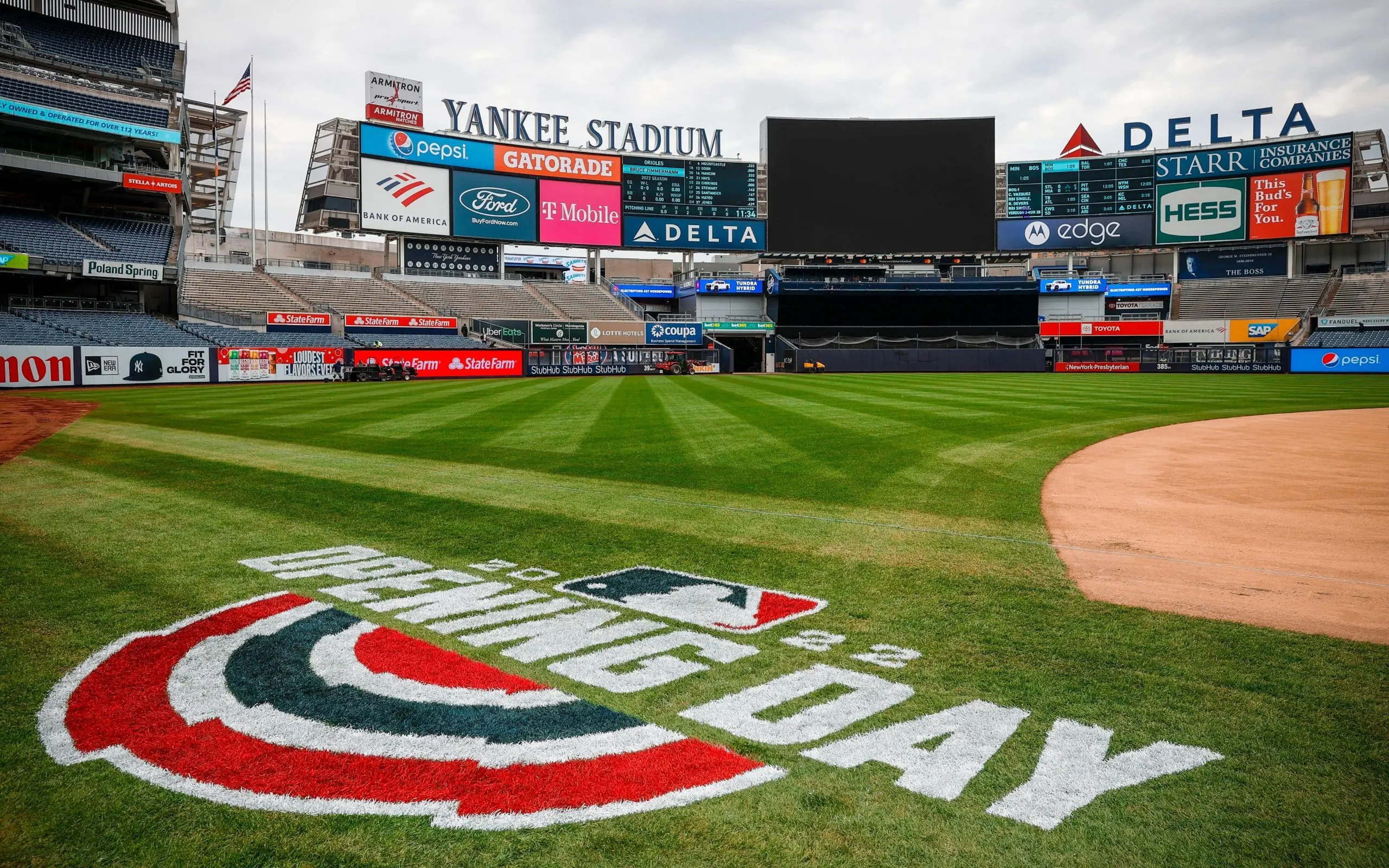 O jogo de abertura da temporada entre Boston Red Sox e New York Yankees que seria nesta quinta-feira (7) foi adiado para sexta (8) por razões climáticas: está prevista chuva o dia todo de quinta em Nova York.