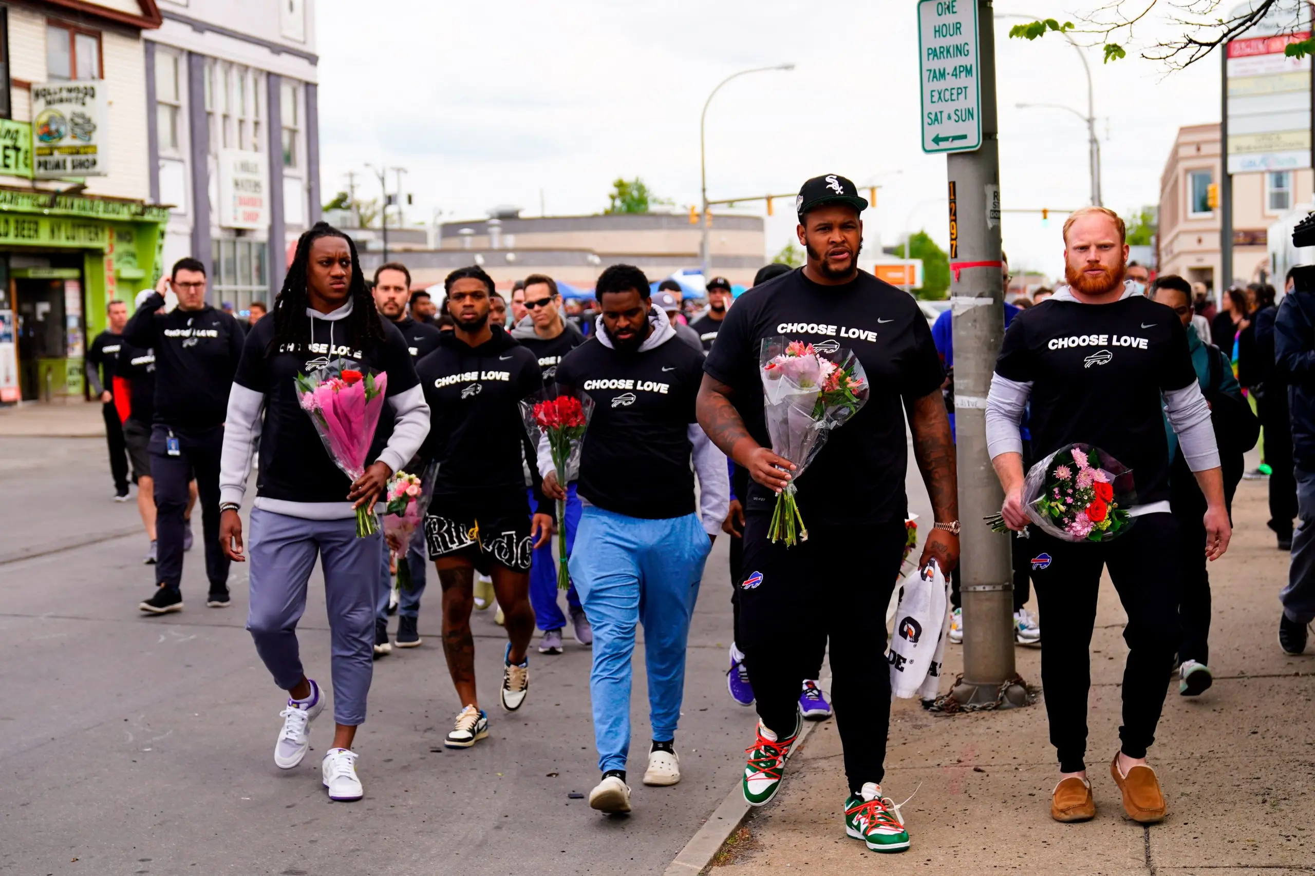 Jogadores dos Bills visitam memorial de vítimas de ataque racista em Buffalo