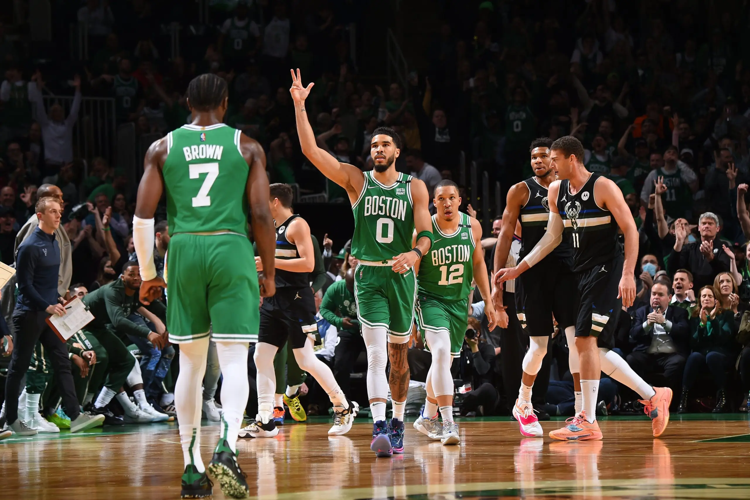 Dupla Brown e Tatum brilha, Celtics se impõem e empatam série em 1 a 1 contra Bucks