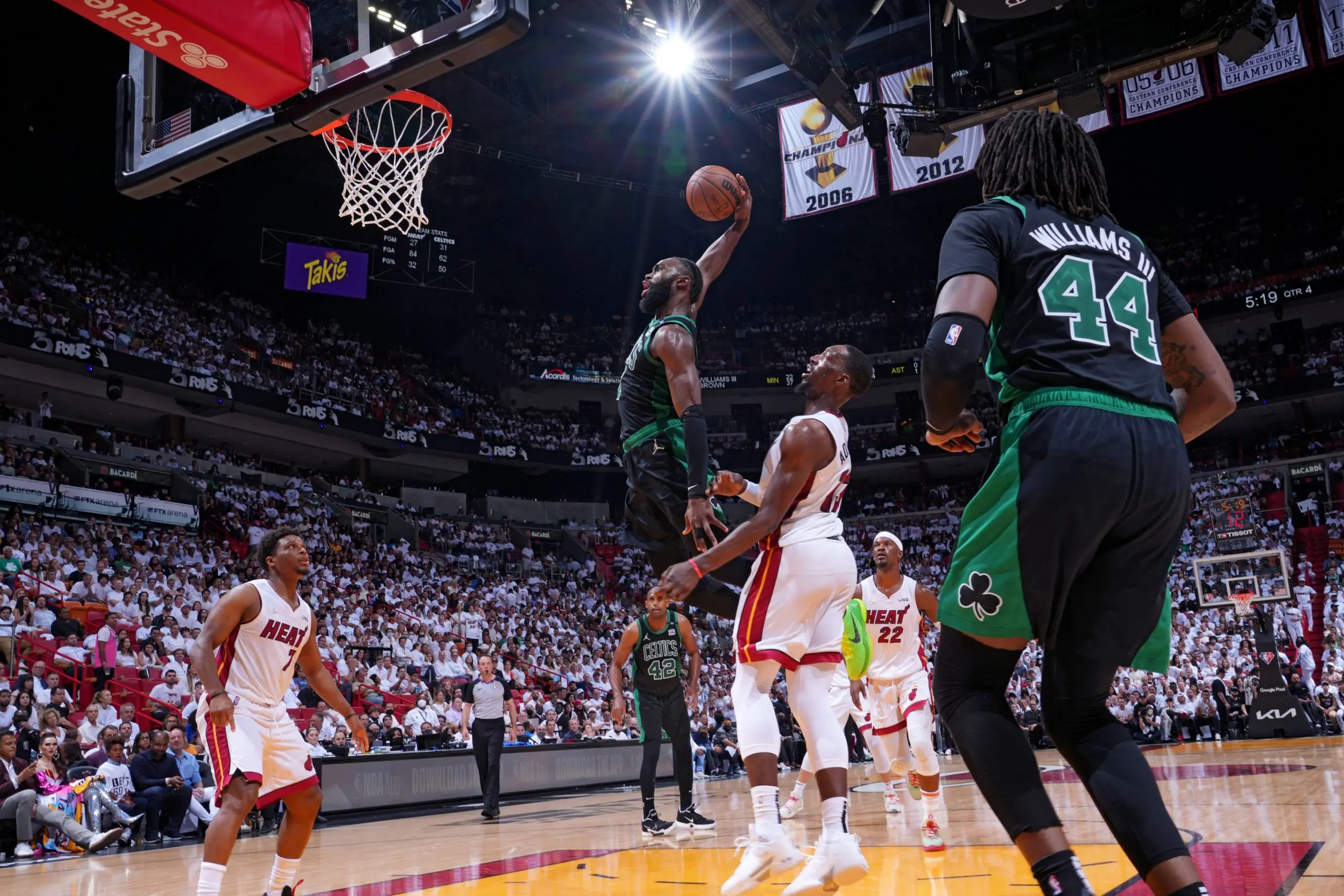 Defesa faz a diferença de novo, Celtics batem Heat e abrem 3 a 2 na série