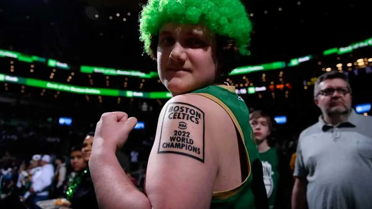 Torcedor do Boston Celtics decide não remover tatuagem sobre do título dos Celtics de 2022