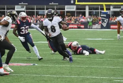 Lamar dá show e Ravens superam Patriots em jogão fora de casa - The Playoffs