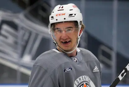 Oilers renovam com Ryan McLeod por um ano - The Playoffs