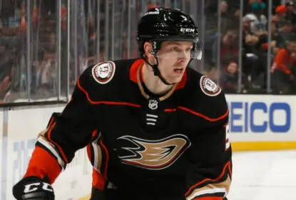 Urho Vaakanainen deixa jogo dos Ducks de maca - The Playoffs