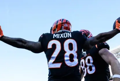 Joe Mixon marca cinco touchdowns e Bengals atropelam Panthers - The Playoffs