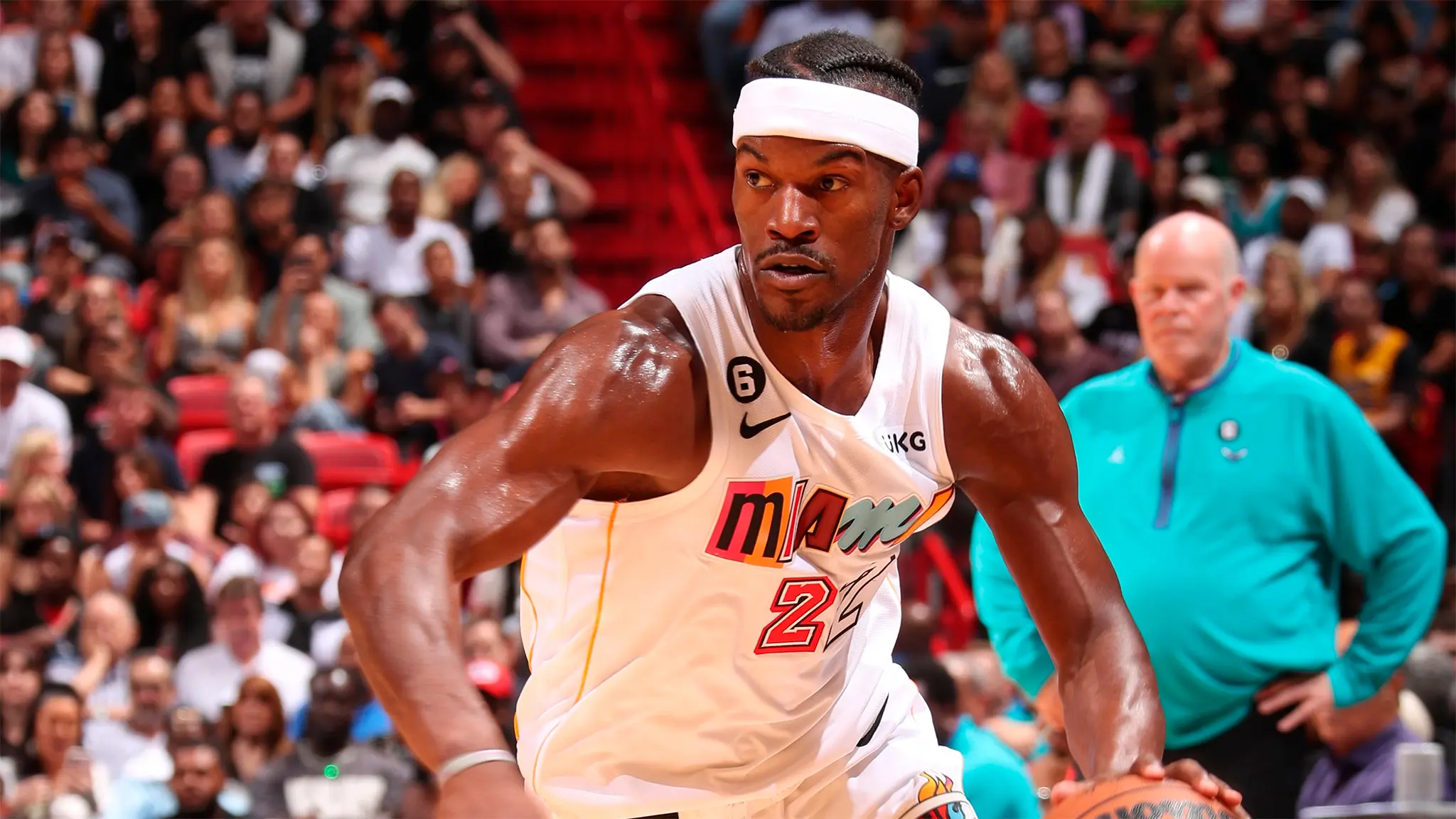 Jimmy Butler flerta com o triplo duplo, e Miami Heat derrota Charlotte Hornets na prorrogação