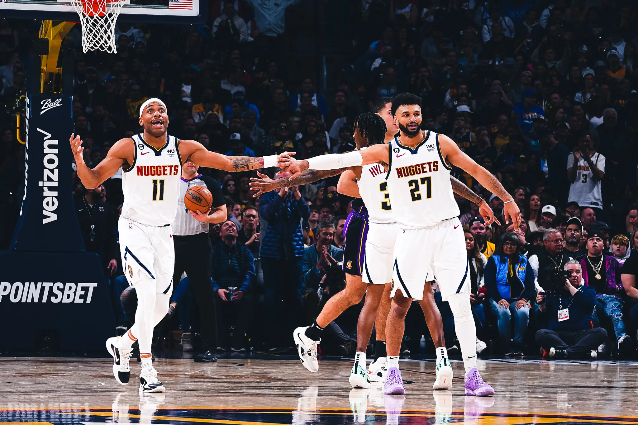 Nuggets vencem Lakers em noite de triplo duplo de Jokic
