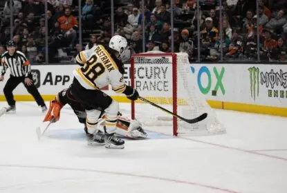 Pastrnak anota hat trick e Bruins amassam Ducks em Anaheim - The Playoffs