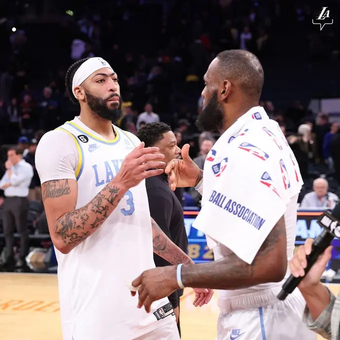 Lakers vencem Knicks - AD e James
