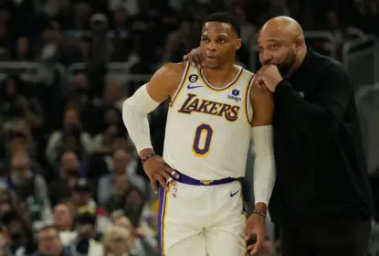 Russell Westbrook e HC Darvin Ham discutem no intervalo em derrota dos Lakers - The Playoffs