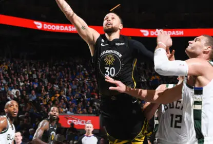 Curry decide e Warriors vencem Bucks na prorrogação - The Playoffs