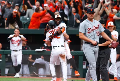 Adam Frazier e Jorge Mateo comemoram a vitória por walk-off do Baltimore Orioles sobre o Detroit Tigers na tarde deste domingo (23)