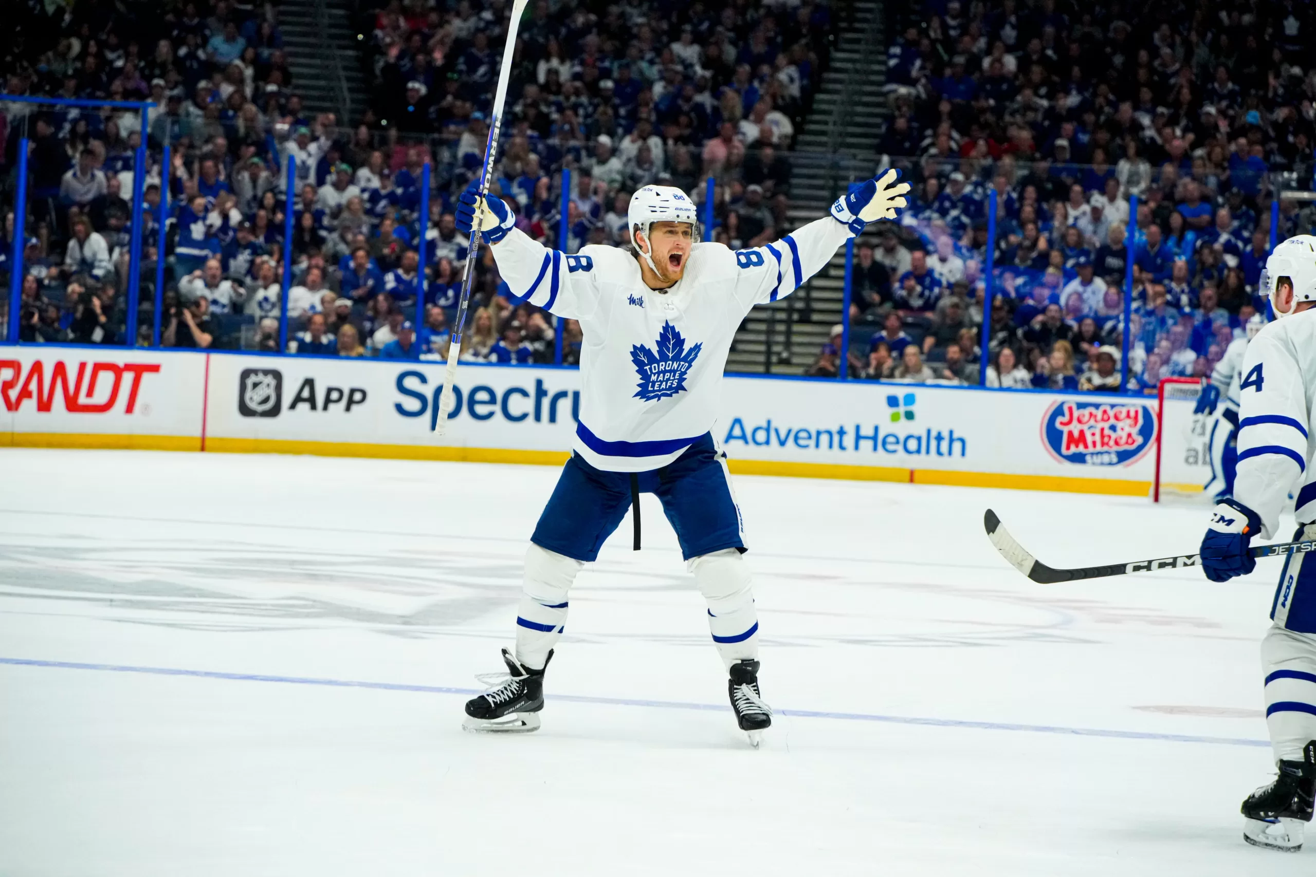Maple Leafs vencem jogo complicado e lideram série contra Lightning