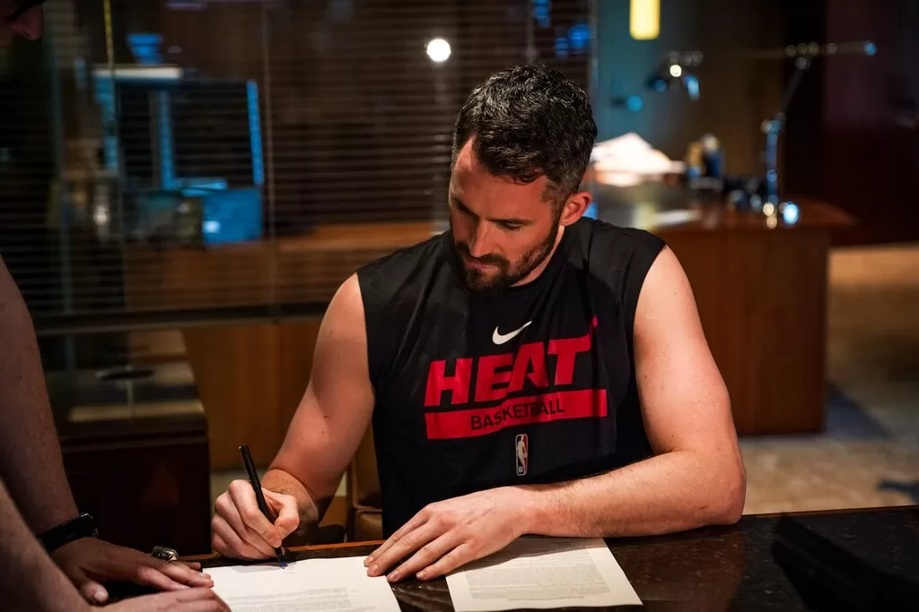 Kevin Love renova com o Miami Heat