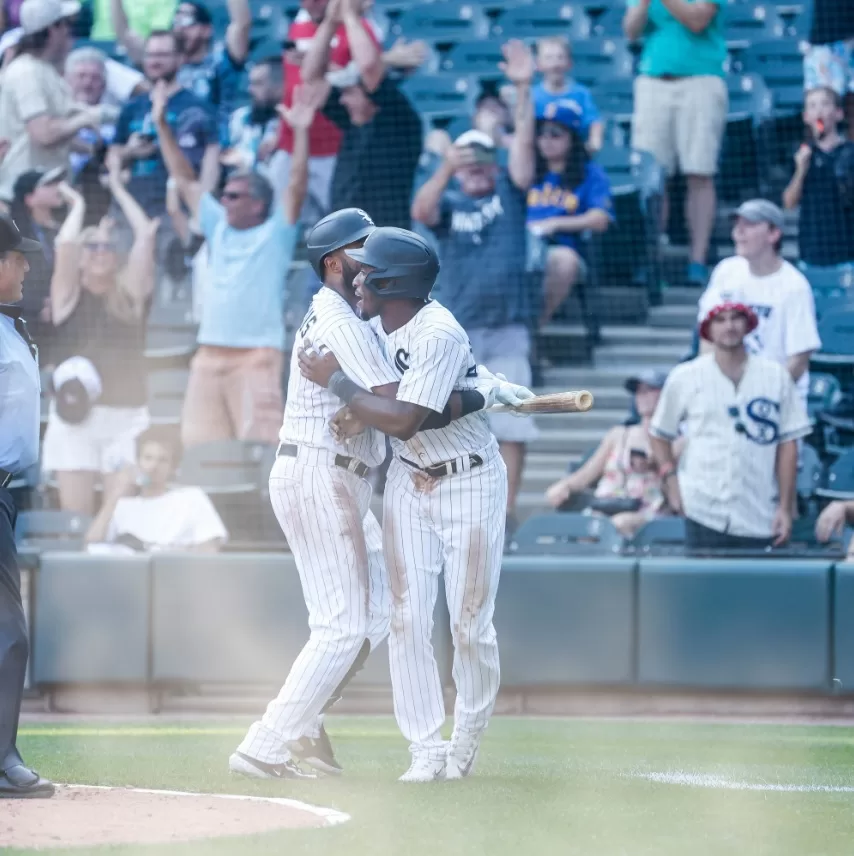 Tim Anderson e Elvis Andrus comemorando a vitória do Chicago White Sox sobre o Seattle Mariners